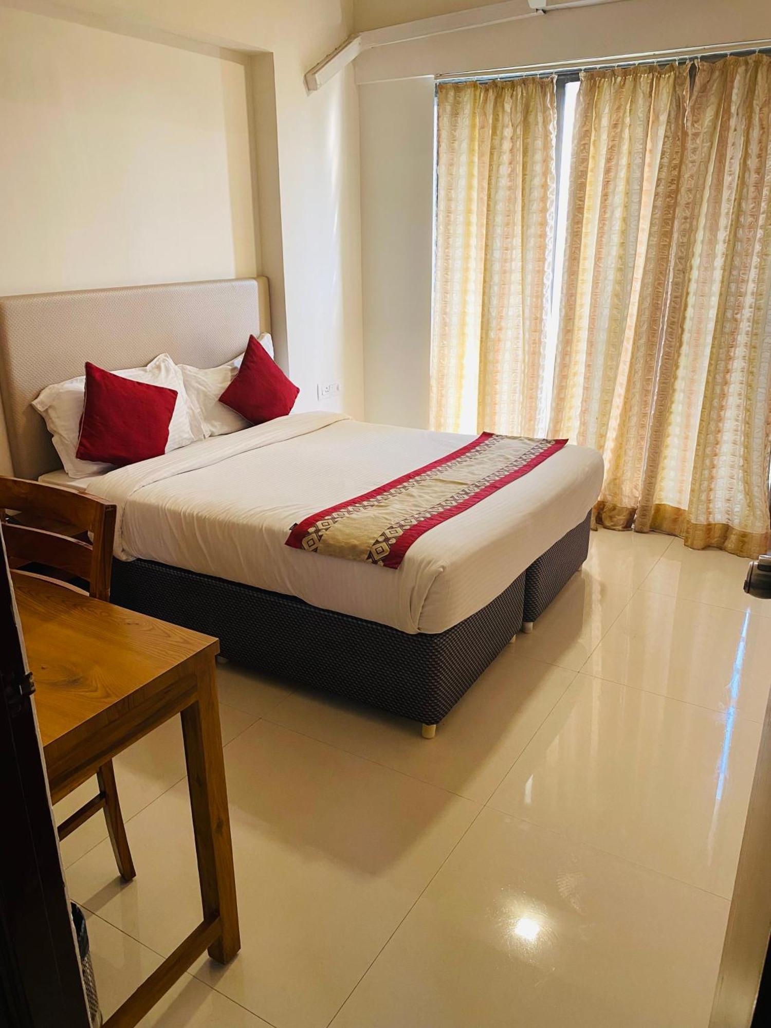 Mumbai House Luxury Apartments Santacruz East, Мумбаї Екстер'єр фото